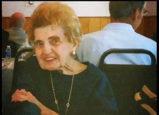 U kafiću je sjedila starija žena, čiju je prisutnost primijetila konobarica koja je prišla