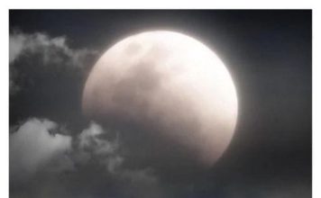 Večeras je rijetka pojava jer dvostruki pun Mjesec krasi nebo, signalizirajući početak čarobnog razdoblja za tri određena znaka, događaj koji se događa samo jednom u životu.