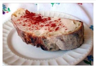 Izgleda da opisujete tradicionalni doručak koji je bio popularan u mnogim domaćinstvima u bivšoj Jugoslaviji