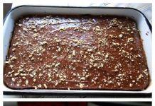 Pripremite se zadiviti se jednostavnošću i nevjerojatnim okusom ovog kolača, jer će vas ostaviti u nevjerici da se tako divna kreacija može napraviti s tako malo sastojaka.