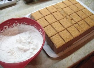 Predstavljamo jednostavnu biskvitnu tortu: slatka poslastica koja se može pripremiti za manje od 20 minuta