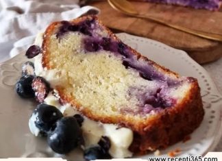 Večeras se prepuštam preslatkom čokoladnom kolaču od borovnica koji objedinjuje sočnost raskošne čokolade i glatkoću kremastog nadjeva od borovnica.