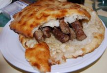 ĆEVAPI – Podsjećaju na one iz tradicionalne ćevapdžinice, sa sočnim mesom i lepinjama koje nalikuju utješnom zagrljaju; Već godinama ih pripremam na ovaj način.