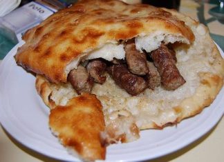 ĆEVAPI – Podsjećaju na one iz tradicionalne ćevapdžinice, sa sočnim mesom i lepinjama koje nalikuju utješnom zagrljaju; Već godinama ih pripremam na ovaj način.