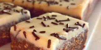 ZAPAŠUJUĆI KOLAČI: Prekrasne kocke lješnjaka koje se ne peku prelivene glazurom od bijele čokolade.