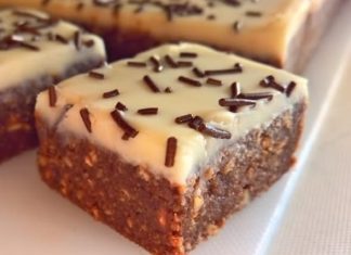 ZAPAŠUJUĆI KOLAČI: Prekrasne kocke lješnjaka koje se ne peku prelivene glazurom od bijele čokolade.