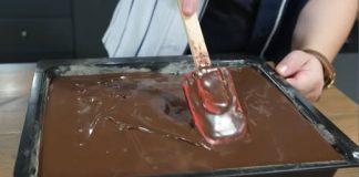 GRČKA TORTA: Kakao biskvit preliven bogatim čokoladnim nadjevom (VIDEO) Prepustite se jednoj od najfinijih grčkih čokoladnih torti.