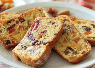 Osnovna torta sa suhim voćem, primjerena za sve svečane prilike.