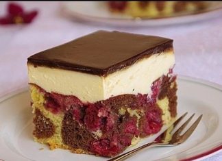 Prefina lagana torta ukrašena višnjama koja će sigurno ostaviti dojam… Morate je probati.