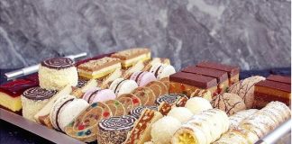 ŠEST RECEPATA ZA MALE NEPEČENE SVEČANE KOLAČE: NISAM SIGURAN KOJI JE VRHUNSKI.