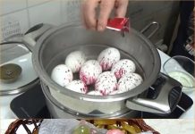 Uskrsna jaja se boje parom.