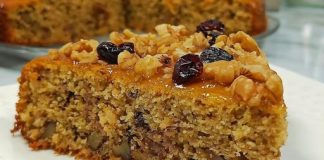 Otkrijte ovaj nevjerojatno jednostavan, ali ugodan kolač od borovnica i jogurta, koji daje okus koji podsjeća na kolač od sira, koristi samo nekoliko sastojaka i zahtijeva minimalan trud.