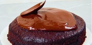 Veganska čokoladna torta prelivena bogatom glazurom od tamne čokolade