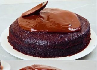 Veganska čokoladna torta prelivena bogatom glazurom od tamne čokolade