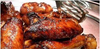 Pileća krilca marinirana u tradicionalnom grčkom umaku.