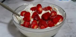 Ovaj plazma kolač od jagoda pripremite za samo 10 minuta, bez pečenja. Recept uključuje razne sastojke.