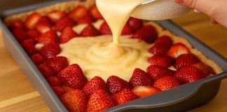 15-MINUTNI ŽUTI “JOGURT KOLAČ OD JAGODA” Proces pripreme je izuzetno jednostavan, jer je ovo tradicionalni jogurt biskvit za koji nije potrebna vaga.