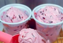 Prekrasan desert možete pripremiti sa samo tri sastojka – jogurtom, jagodama i šećerom – zajedno sa sladoledom, što ga čini savršenom poslasticom za svaku priliku. 🍓🍦