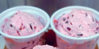 Prekrasan desert možete pripremiti sa samo tri sastojka – jogurtom, jagodama i šećerom – zajedno sa sladoledom, što ga čini savršenom poslasticom za svaku priliku. 🍓🍦