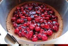 BLACK FOREST TORTA 🍒🍫 Univerzalno obožavana slastica koju karakterizira vlažan, čokoladni okus i neosporna privlačnost! 😍✨