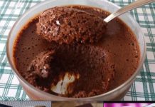 Čokoladni mousse napravljen od samo dva sastojka za jednostavnu opciju.