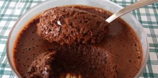 Čokoladni mousse napravljen od samo dva sastojka za jednostavnu opciju.