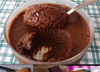 Čokoladni mousse napravljen od samo dva sastojka za jednostavnu opciju.