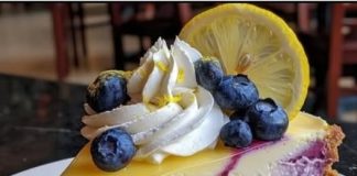 Gdje su entuzijasti kolača od sira? Ovaj kolač od sira od limuna i borovnica kremasta je fantazija za svakog sladokusca…