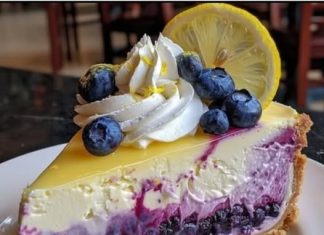 Gdje su entuzijasti kolača od sira? Ovaj kolač od sira od limuna i borovnica kremasta je fantazija za svakog sladokusca…