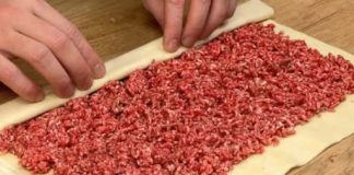 Rolada od lisnatog tijesta punjena mljevenim mesom i umakom od jogurta