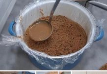 TRADICIONALNI TESPIĆ: Na koru se stavlja sočan preljev – to je vještina koju bi svaka domaćica trebala savladati!