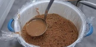 TRADICIONALNI TESPIĆ: Na koru se stavlja sočan preljev – to je vještina koju bi svaka domaćica trebala savladati!