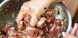 Okus mesa najviše će ovisiti o začinima koji se dodaju, a da bi bilo sočno i mekano potrebno ga je marinirati.