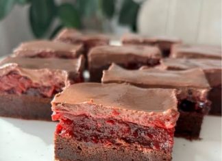 BEČKE KOCKE SA VIŠNJAMA