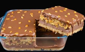 Zamislite desert koji spaja raskošno bogatstvo čokolade s hrskavošću prženog kikirikija i baršunastom glatkoćom pažljivo izbalansirane kreme.