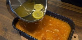 Sve se samo umuti i zapeče: Kolač s orasima preliven sočnim sirupom