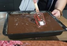 GRČKI KOLAČ: Kakao biskvit natopljen najboljim nadjevom od čokolade (VIDEO)