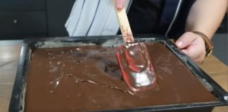 GRČKI KOLAČ: Kakao biskvit natopljen najboljim nadjevom od čokolade (VIDEO)