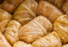 RECEPT ZA SARMU IZ 1952. GODINE IZ NARODNOG KUHARA IZNENADIO JE SVE DOMAĆICE: Koristili su JEDAN “TAJNI” SASTOJAK koji danas malo ko stavlja u ovaj specijalitet RECEPT ZA SARMU IZ 1952. GODINE IZ NARODNOG KUHARA IZNENADIO JE SVE DOMAĆICE: Koristili su JEDAN “TAJNI” SASTOJAK koji danas malo ko stavlja u ovaj specijalitet - featured image