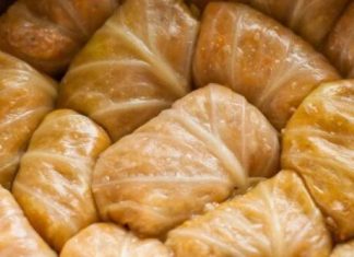 RECEPT ZA SARMU IZ 1952. GODINE IZ NARODNOG KUHARA IZNENADIO JE SVE DOMAĆICE: Koristili su JEDAN “TAJNI” SASTOJAK koji danas malo ko stavlja u ovaj specijalitet RECEPT ZA SARMU IZ 1952. GODINE IZ NARODNOG KUHARA IZNENADIO JE SVE DOMAĆICE: Koristili su JEDAN “TAJNI” SASTOJAK koji danas malo ko stavlja u ovaj specijalitet - featured image