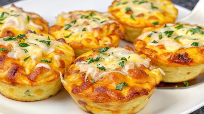 TOPLI SLANI MUFFINI SA KROMPIROM, ŠUNKOM I SIROM – MEKANI, UKUSNI I SAVRŠENI ZA DORUČAK, UŽINU I VEČERU 😋🔥 - featured image TOPLI SLANI MUFFINI SA KROMPIROM, ŠUNKOM I SIROM – MEKANI, UKUSNI I SAVRŠENI ZA DORUČAK, UŽINU I VEČERU 😋🔥 - featured image