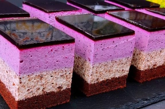 Uživam u ovoj čokoladnoj torti sa borovnicama večeras! Savršen spoj bogate čokolade i kremastog punjenja od borovnice. - featured image Uživam u ovoj čokoladnoj torti sa borovnicama večeras! Savršen spoj bogate čokolade i kremastog punjenja od borovnice. - featured image