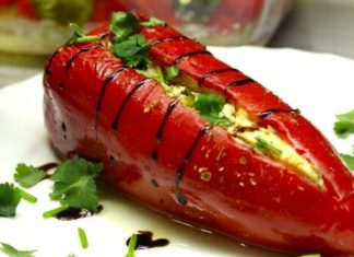 Ovaj grčki recept sve izluđuje! Punjene crvene paprike sa feta sirom! Ovaj grčki recept sve izluđuje! Punjene crvene paprike sa feta sirom! - featured image