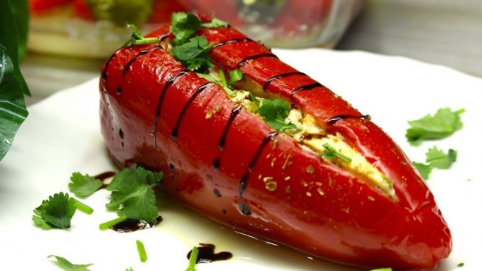 Ovaj grčki recept sve izluđuje! Punjene crvene paprike sa feta sirom! - featured image Ovaj grčki recept sve izluđuje! Punjene crvene paprike sa feta sirom! - featured image