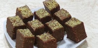 NAJBRŽI ČOKO-PLAZMA KOLAČ GOTOV ZA 10 MINUTA: Recept toliko prost da i dete može da ga napravi – sočne i ukusne NAJBRŽI ČOKO-PLAZMA KOLAČ GOTOV ZA 10 MINUTA: Recept toliko prost da i dete može da ga napravi – sočne i ukusne - featured image