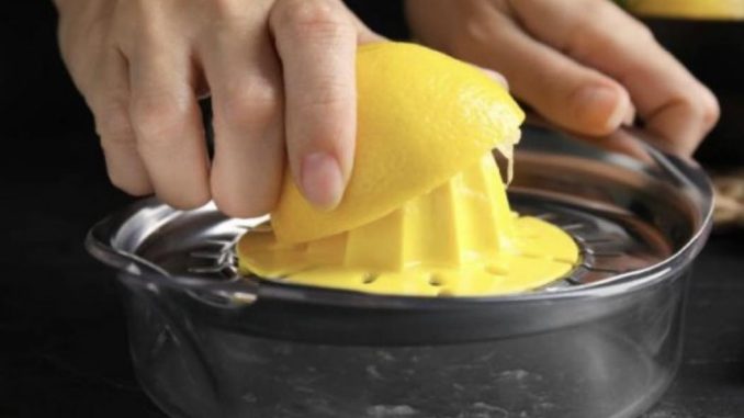 SVI PIJU VODU SA LIMUNOM, A TREBA DODATI JOŠ JEDAN SASTOJAK: Istopiće vam masne naslage brže nego ikad - featured image SVI PIJU VODU SA LIMUNOM, A TREBA DODATI JOŠ JEDAN SASTOJAK: Istopiće vam masne naslage brže nego ikad - featured image