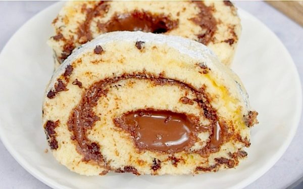 NUTELLA ROLAT – mekan i sočan Ovaj jednostavni rolat se topi u ustima, a Nutella fil ga čini potpuno neodoljivim! - featured image NUTELLA ROLAT – mekan i sočan Ovaj jednostavni rolat se topi u ustima, a Nutella fil ga čini potpuno neodoljivim! - featured image