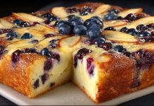 KOLAČ OD SVJEŽEG SIRA S JABUKAMA I BOROVNICAMA 🍎🫐 mekan, sočan i pun voćnog okusa – topli miris domaće kuhinje u svakom zalogaju! KOLAČ OD SVJEŽEG SIRA S JABUKAMA I BOROVNICAMA 🍎🫐 mekan, sočan i pun voćnog okusa – topli miris domaće kuhinje u svakom zalogaju! - featured image