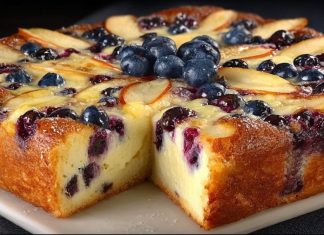 KOLAČ OD SVJEŽEG SIRA S JABUKAMA I BOROVNICAMA 🍎🫐 mekan, sočan i pun voćnog okusa – topli miris domaće kuhinje u svakom zalogaju! KOLAČ OD SVJEŽEG SIRA S JABUKAMA I BOROVNICAMA 🍎🫐 mekan, sočan i pun voćnog okusa – topli miris domaće kuhinje u svakom zalogaju! - featured image