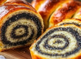 NAJMEKŠA ŠTRUDLA SA MAKOM – Mirisna, Sočna I Savršena Za Doručak, Užinu Ili Slatki Kraj Obroka NAJMEKŠA ŠTRUDLA SA MAKOM – Mirisna, Sočna I Savršena Za Doručak, Užinu Ili Slatki Kraj Obroka - featured image